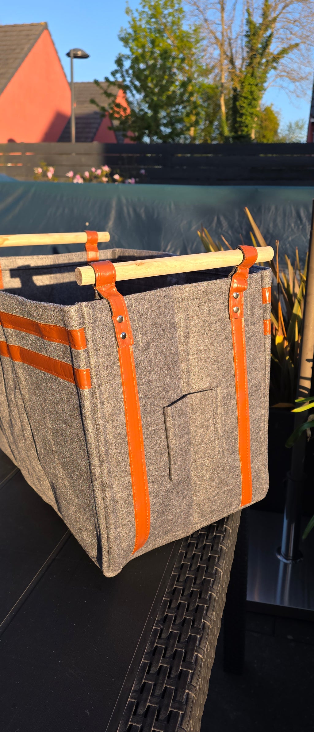 Panier à bûches en feutre 60L 🪵 – Ultra résistant & design – POIGNÉES BOIS PREMIUM – PRIX CHOC