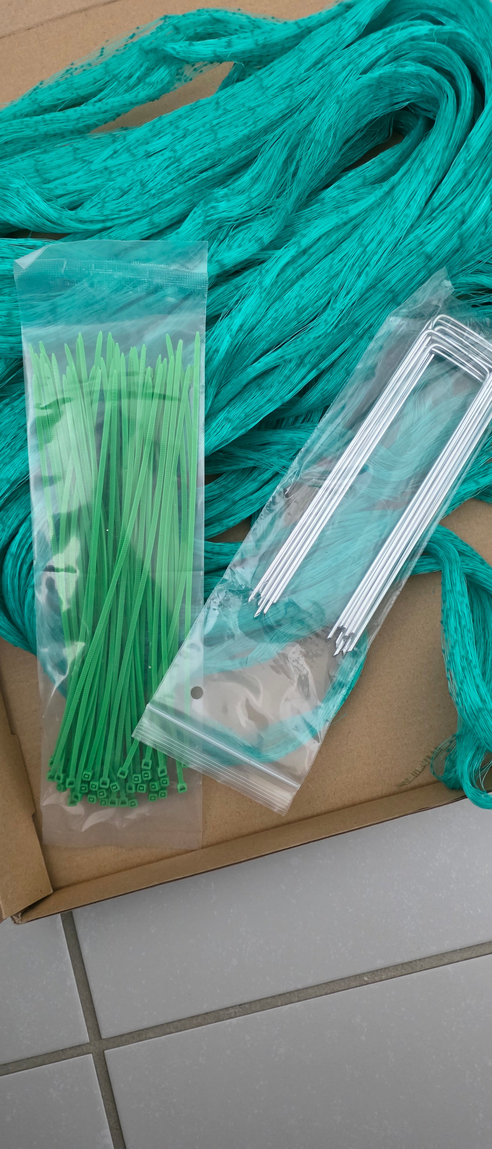 Filet Anti Oiseaux 2m x 15m , Kit de Filets pour Jardin avec 50 Attaches Et 10 Piquets, Polyvalent Filet Protection Fraisier, pour Fruits, Graines, Couverture de Bassin, Clôture de Plantes