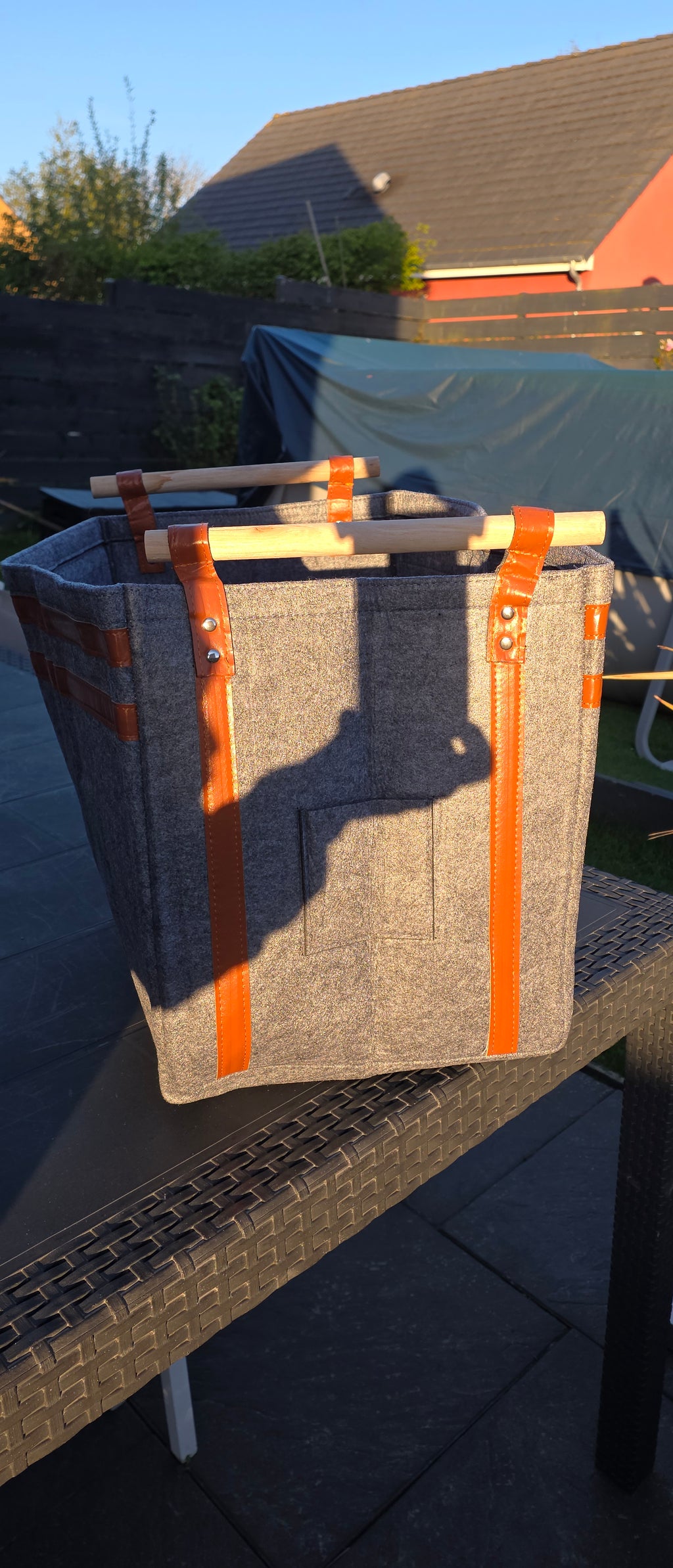 Panier à bûches en feutre 60L 🪵 – Ultra résistant & design – POIGNÉES BOIS PREMIUM – PRIX CHOC